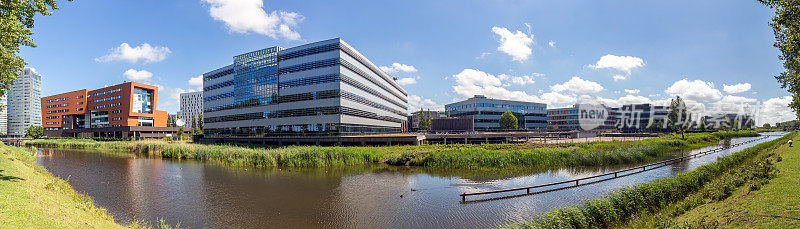 由“Beukenhorst in Hoofddorp”商业区组成的全景图